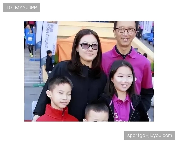 伏明霞跳水拿金牌那会儿，谁还记得她后来嫁豪门连生三胎还天天素颜买菜？